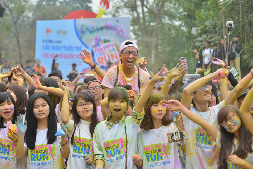 Các bạn trẻ Hà Nội tham gia Happy Color Run. (Ảnh: TTXVN)