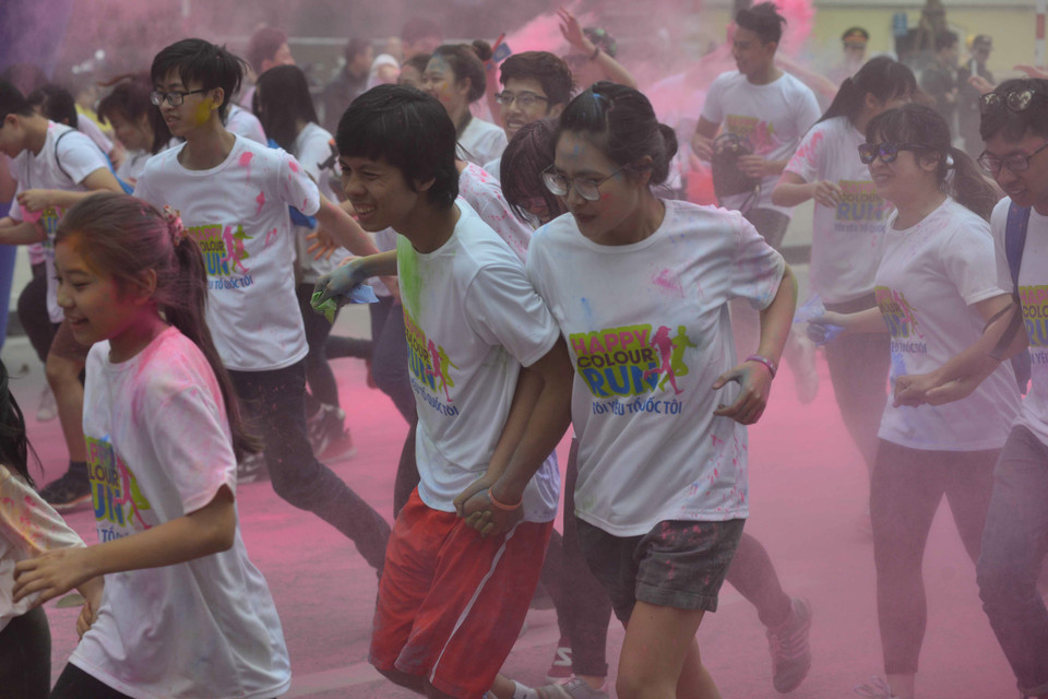 Người chạy tham gia theo hình thức cặp đôi nắm tay nhau. (Ảnh: TTXVN)