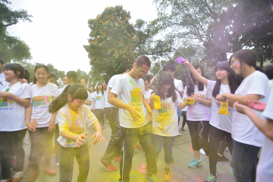 Tạo thành sự kết nối để thể hiện cho tình yêu và lòng nhiệt huyết của tuổi trẻ. (Ảnh: TTXVN)