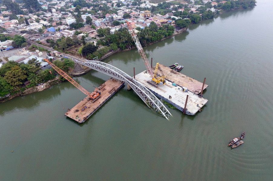 Hai cẩu nổi 500 tấn và 150 tấn đã được di chuyển đến vị trí nơi 2 nhịp đang chìm dưới lòng sông để bắt đầu tham gia công tác trục vớt. (Ảnh: Mạnh Linh/TTXVN)