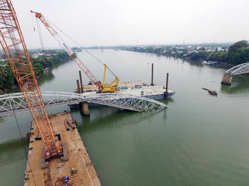 Theo nhận định của tổ trục vớt, khối lượng sắt thép của 2 nhịp cầu và phần đường ray tàu hoả bị kéo đổ xuống sông có trọng lượng khoảng 300 tấn. Dự kiến, công tác trục vớt cầu Ghềnh sẽ hoàn thành trước ngày 2/4. (Ảnh: Mạnh Linh/TTXVN)