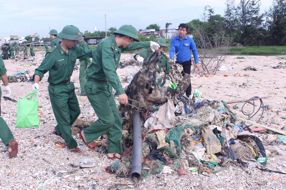 Hơn 300 đoàn viên, thanh niên, lực lượng vũ trang cùng người dân địa phương đã tham gia thu gom rác thải dọc bãi biển khu vực Phú Hải-Thanh Hải sau lễ ra quân. (Ảnh: Hồng Hiếu/TTXVN)