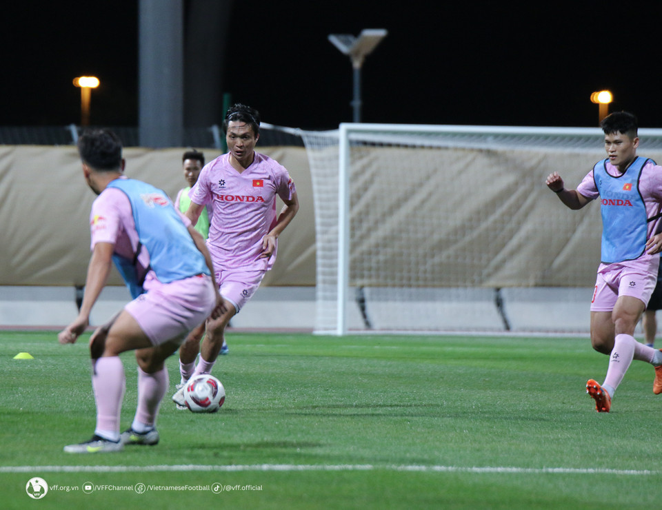 Trong khi đó, tiền vệ Nguyễn Tuấn Anh đã trở lại tập cùng toàn đội khi tuyển Việt Nam có buổi tập ngoài trời đầu tiên tại Qatar. (Nguồn: VFF)