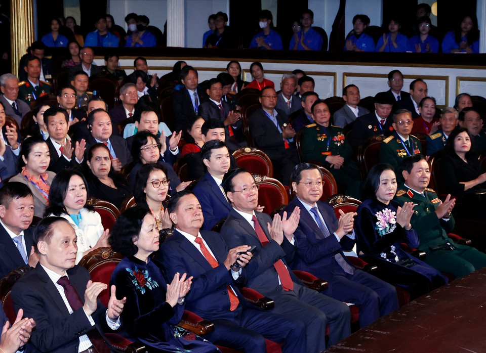 Chủ tịch nước Võ Văn Thưởng, Thường trực Ban Bí thư Trương Thị Mai cùng nhiều đồng chí lãnh đạo Đảng, Nhà nước tham dự lễ kỷ niệm. (Ảnh: Thống Nhất/TTXVN)