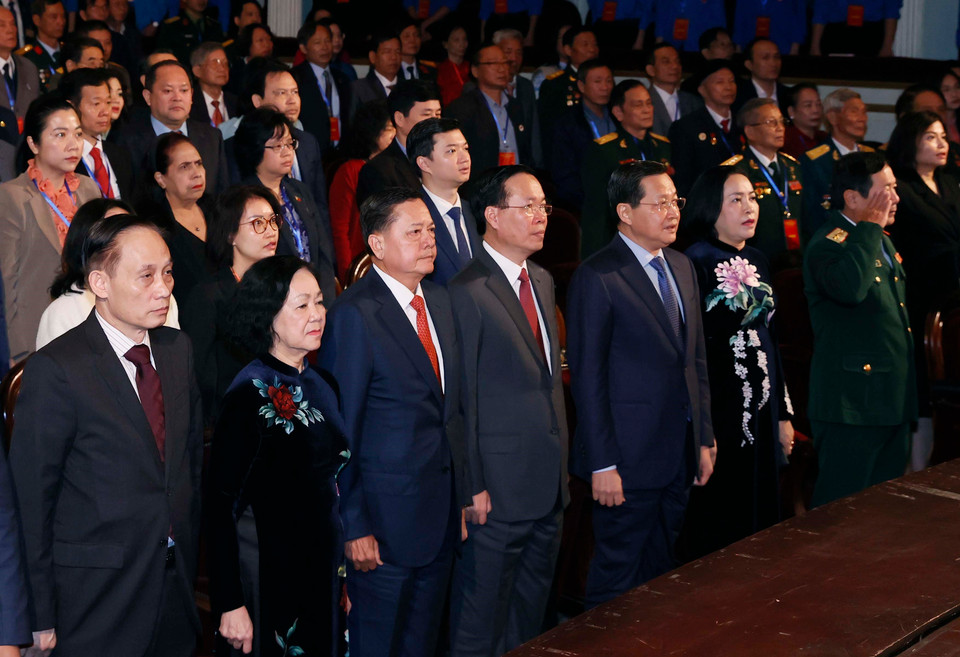 Chủ tịch nước Võ Văn Thưởng và các đại biểu thực hiện nghi lễ chào cờ. (Ảnh: Thống Nhất/TTXVN)