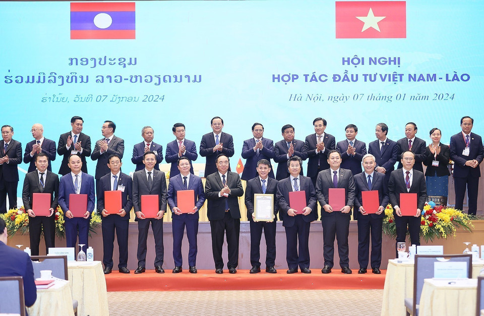Thủ tướng Phạm Minh Chính và Thủ tướng Lào Sonexay Siphandone chứng kiến trao văn kiện hợp tác giữa Việt Nam-Lào. (Ảnh: Dương Giang/TTXVN)