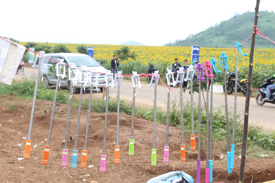 Những cây gậy chụp ảnh 'tự sướng' được bày bán ven đường phục vụ du khách. (Ảnh: Hùng Võ/Vietnam+)