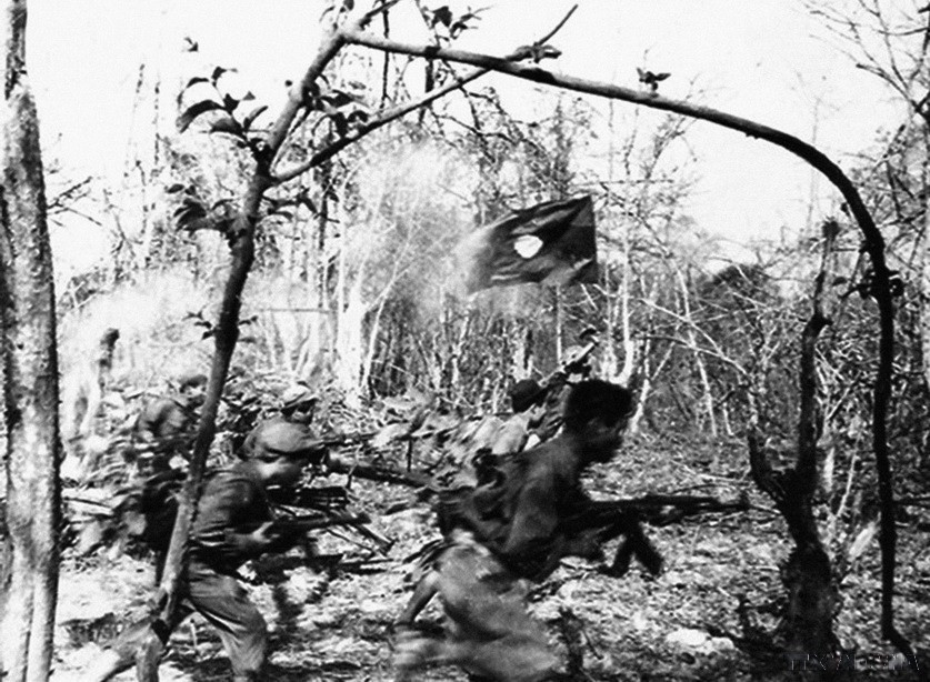 Quân giải phóng Lào tiến công địch tại điểm cao 456, tháng 3/1971. Chiến thắng Đường 9 - Nam Lào còn là một minh chứng sống động cho mối tình đoàn kết gắn bó keo sơn giữa hai quân đội và hai dân tộc Việt - Lào trong cuộc chiến đấu chống kẻ thù chung. (Ảnh: Tư liệu/TTXVN phát)