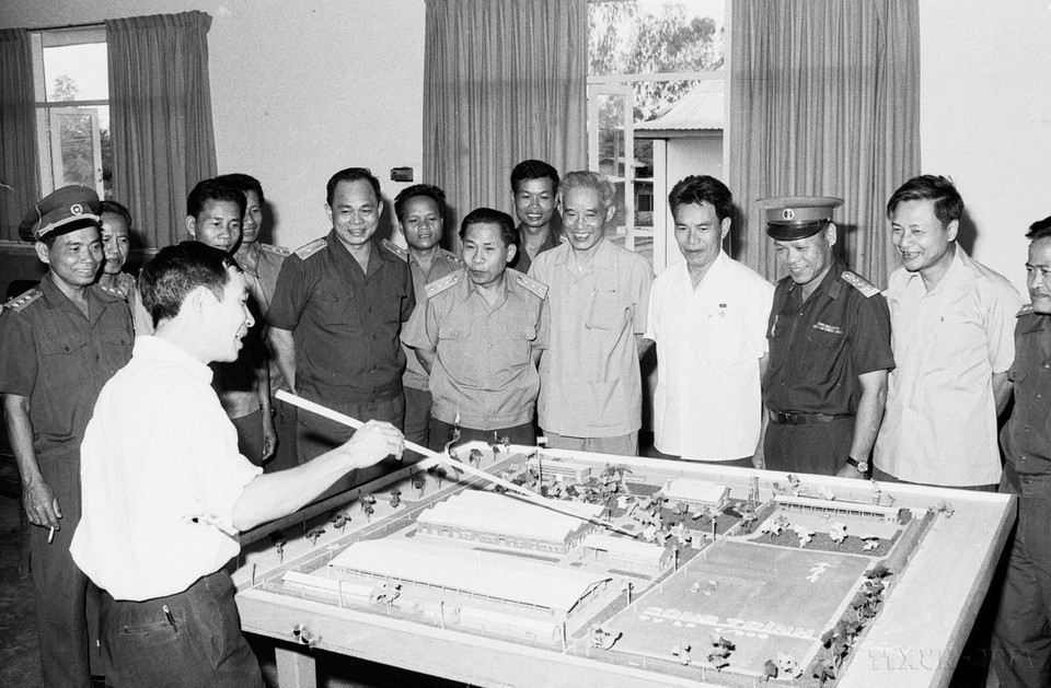 Sa bàn Nhà máy cơ khí hữu nghị Lào-Việt Nam, đây là nhà máy cơ khí đầu tiên ở Lào do quân đội Việt Nam giúp quân đội Lào thiết kế và xây dựng (1982). (Ảnh: TTXVN)