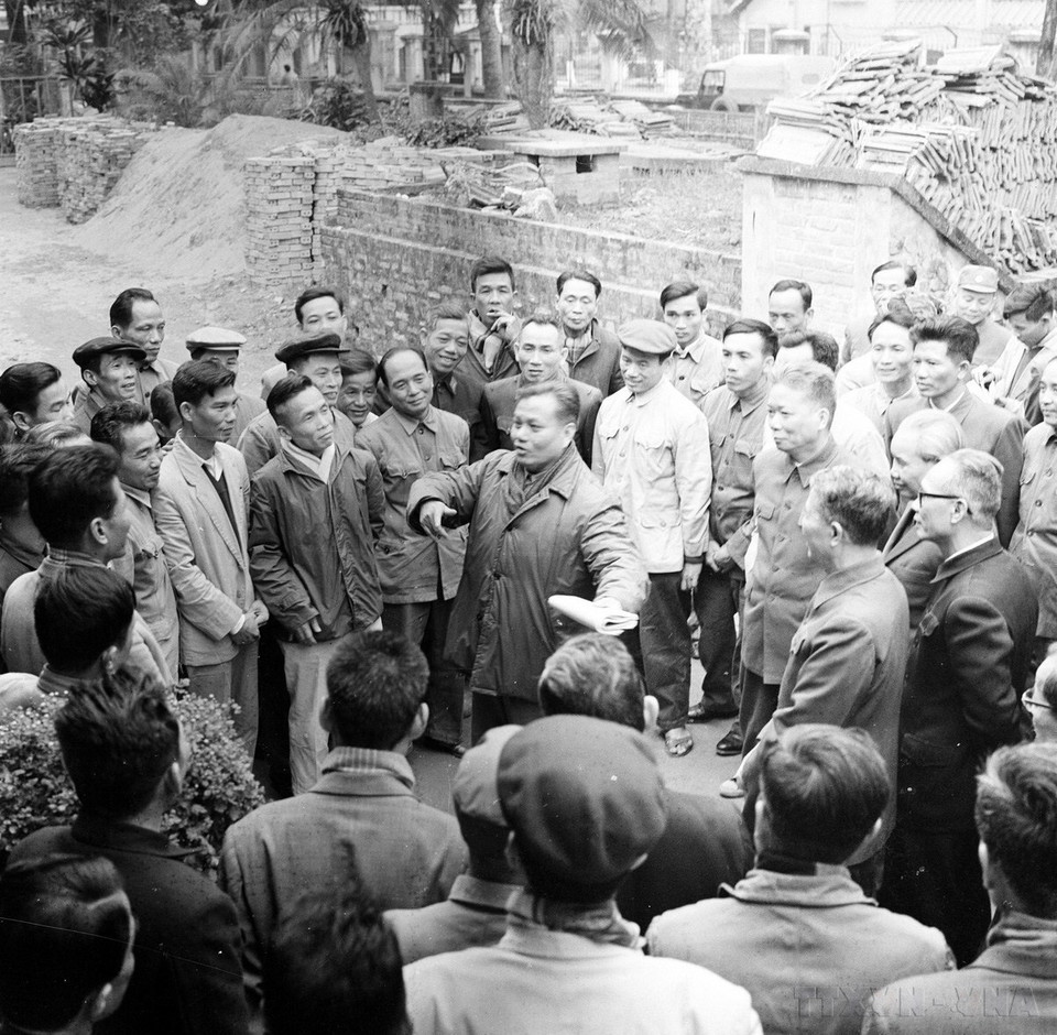 Đồng chí Kaysone Phomvihane nói chuyện thân mật với chuyên gia Việt Nam. (Ảnh: TTXVN)