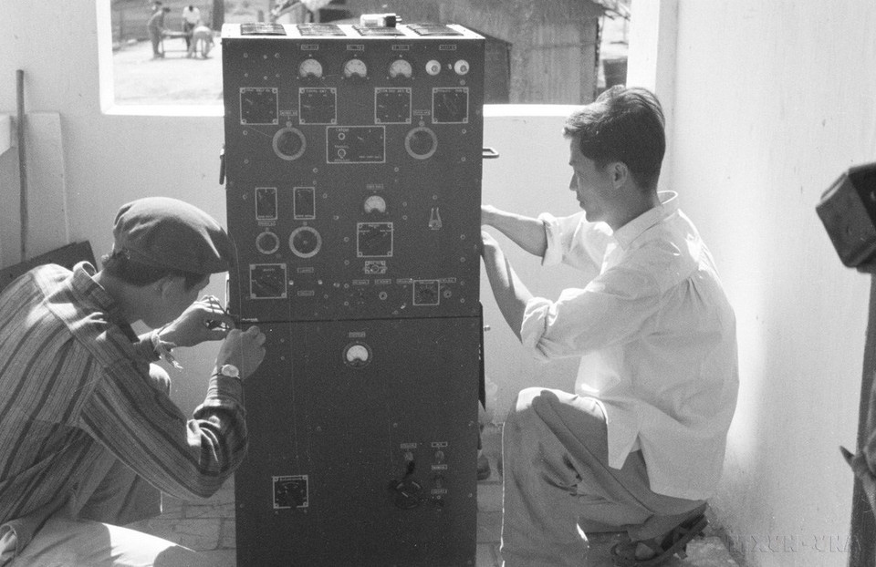 Nhân viên kỹ thuật của Thông tấn xã Việt Nam và Đài phát thanh Việt Nam lắp máy cho đài phát thanh ở Xiêng Khoảng (Lào). (Ảnh: TTXVN)