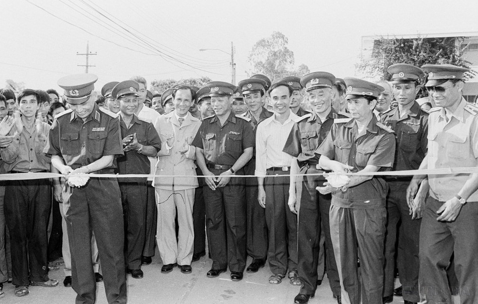 Lễ cắt băng khánh thành Nhà máy cơ khí hữu nghị Lào-Việt Nam, đây là nhà máy cơ khí đầu tiên ở Lào do quân đội Việt Nam giúp quân đội Lào thiết kế và xây dựng (1982). (Ảnh: TTXVN)