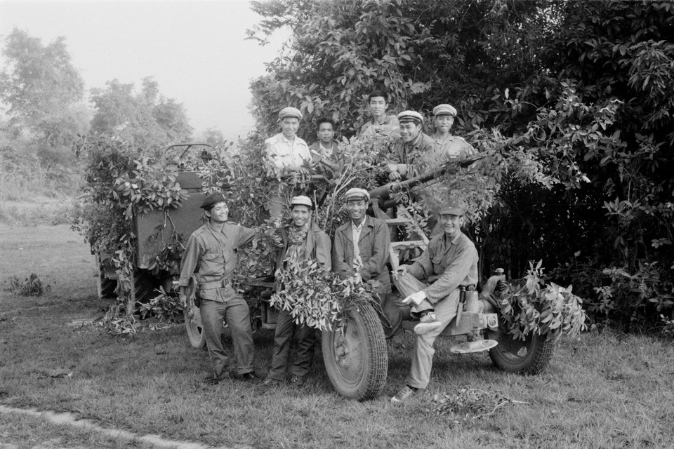 Chuyên gia quân sự Việt Nam với các chiến sỹ Lào. (Ảnh: TTXVN)