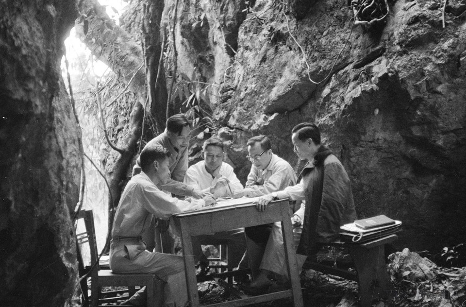 Thiếu tướng Nguyễn Trung Vĩnh (đứng) trình bày với Ban Công tác miền Tây kế hoạch bảo vệ vùng giải phóng Lào. (Ảnh: Tư liệu TTXVN)