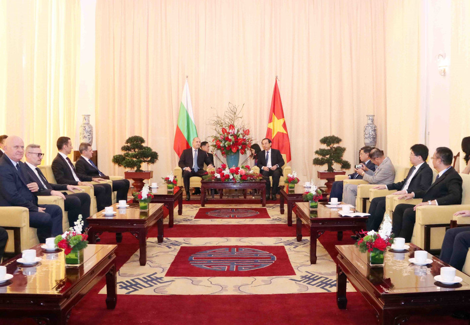 Bí thư Thành ủy Thành phố Hồ Chí Minh Nguyễn Văn Nên hội kiến Tổng thống Bulgaria Rumen Radev. (Ảnh: Xuân Khu/TTXVN)