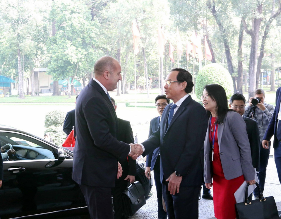 Bí thư Thành ủy Thành phố Hồ Chí Minh Nguyễn Văn Nên (phải) đón Tổng thống Bulgaria Rumen Radev (trái). (Ảnh: Xuân Khu/TTXVN)