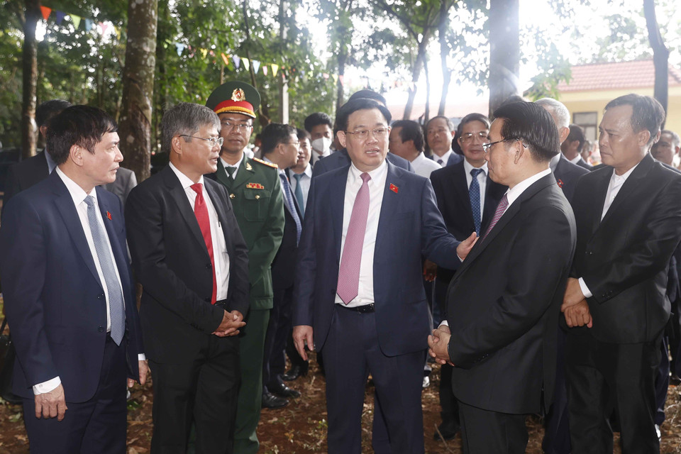 Chủ tịch Quốc hội Vương Đình Huệ trao đổi với lãnh đạo, cán bộ Công ty TNHH Cao su Việt-Lào. (Ảnh: Doãn Tấn/TTXVN)