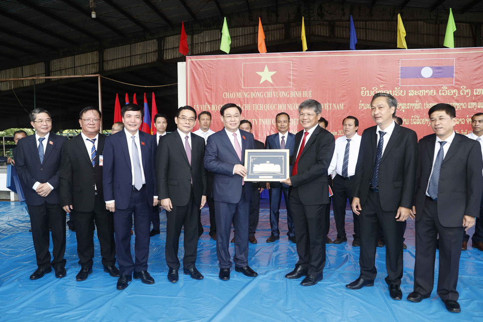 Chủ tịch Quốc hội Vương Đình Huệ trao tặng phẩm cho Công ty TNHH Cao su Việt-Lào. (Ảnh: Doãn Tấn/TTXVN)