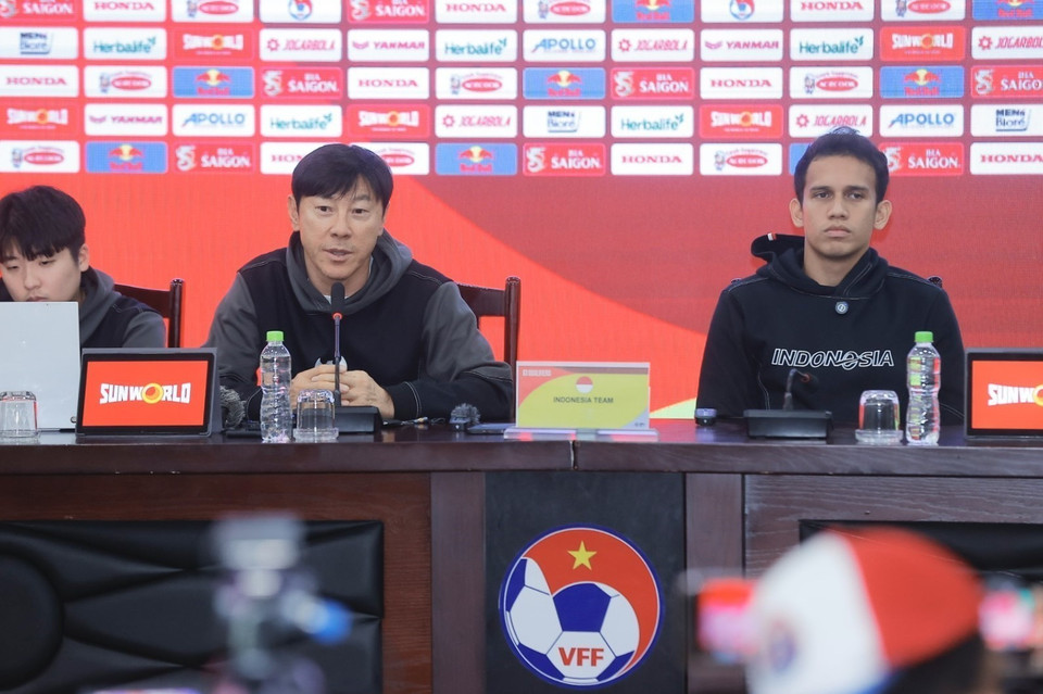 Huấn luyện viên Đội tuyển Indonesia Shin Tae-yong trả lời câu hỏi của phóng viên tại họp báo. (Ảnh: Minh Quyết/TTXVN)