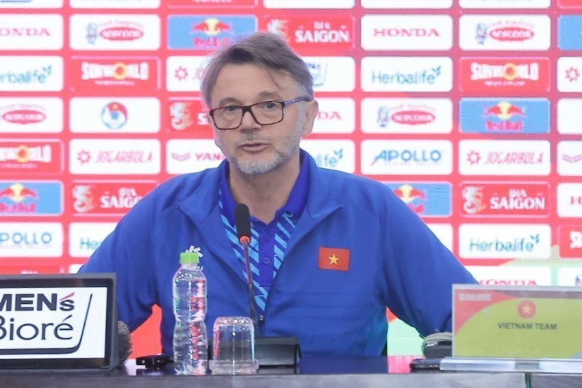 Huấn luyện viên Đội tuyển Việt Nam Philippe Troussier trả lời câu hỏi của phóng viên tại Họp báo. (Ảnh: Minh Quyết/TTXVN)