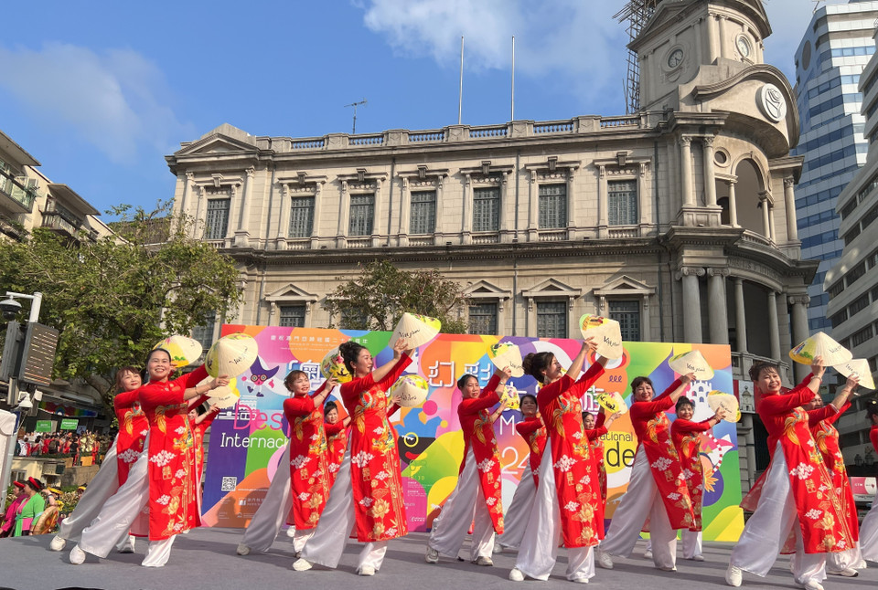 Đại diện Hiệp hội người Việt Nam ở nước ngoài tại Macau biểu diễn tiết mục 'Hello Việt Nam' trong Lễ diễu hành. (Ảnh: Mạc Luyện/TTXVN)