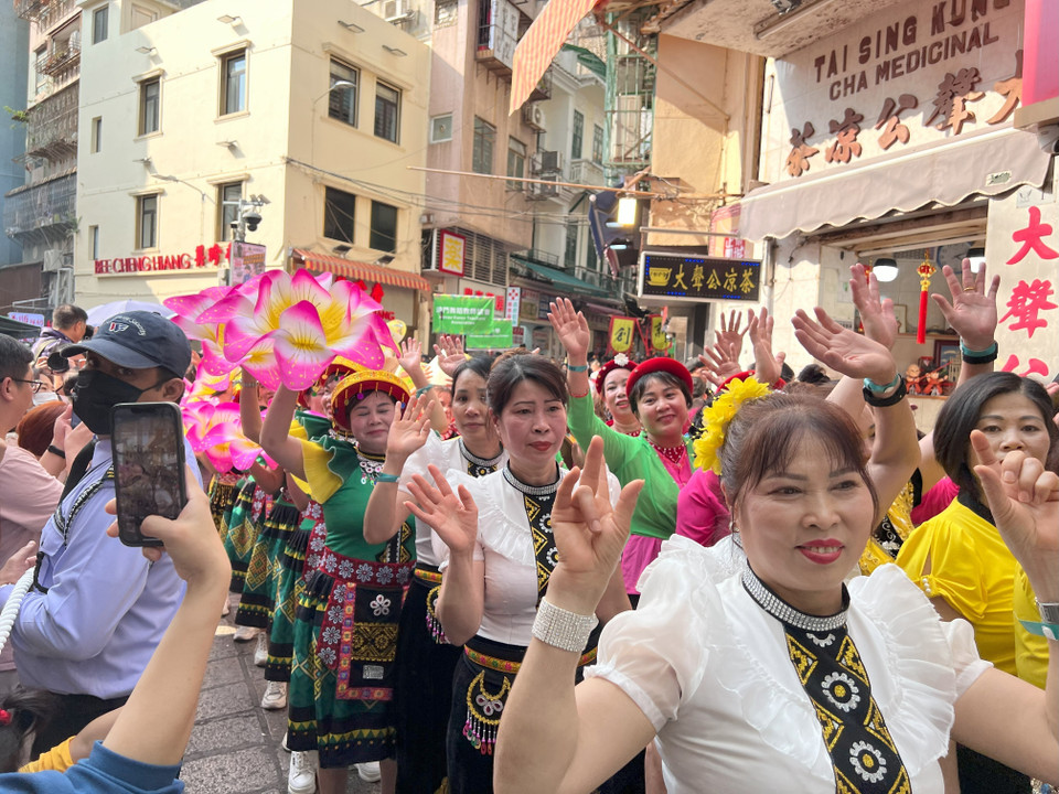 Đại diện Hiệp hội người Việt Nam ở nước ngoài tại Macau tham gia Lễ diễu hành Quốc tế ở Macau. (Ảnh: Mạc Luyện/TTXVN)