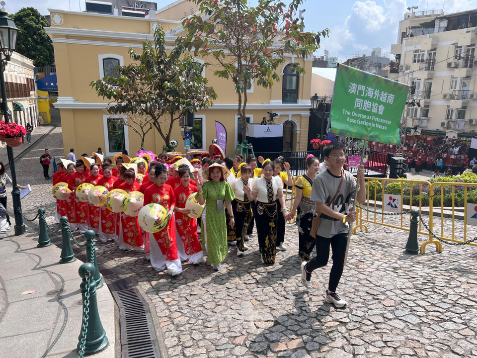 Đại diện Hiệp hội người Việt Nam ở nước ngoài tại Macau tham gia Lễ diễu hành Quốc tế ở Macau 2024. (Ảnh: Mạc Luyện/TTXVN)