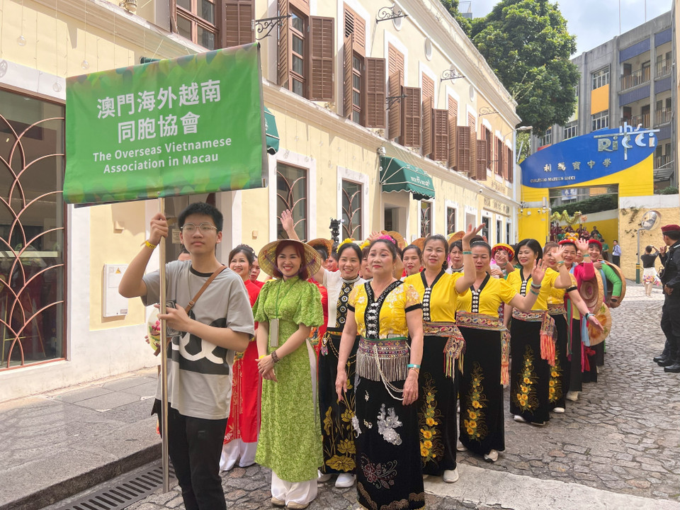 Đại diện Hiệp hội người Việt Nam ở nước ngoài tại Macau tham gia Lễ diễu hành Quốc tế ở Macau 2024. (Ảnh: Mạc Luyện/TTXVN)
