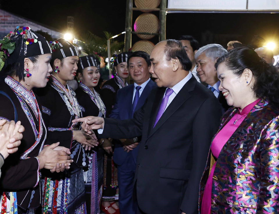 Chủ tịch nước Nguyễn Xuân Phúc thăm gian hàng trưng bày. (Ảnh: Thống Nhất/TTXVN)