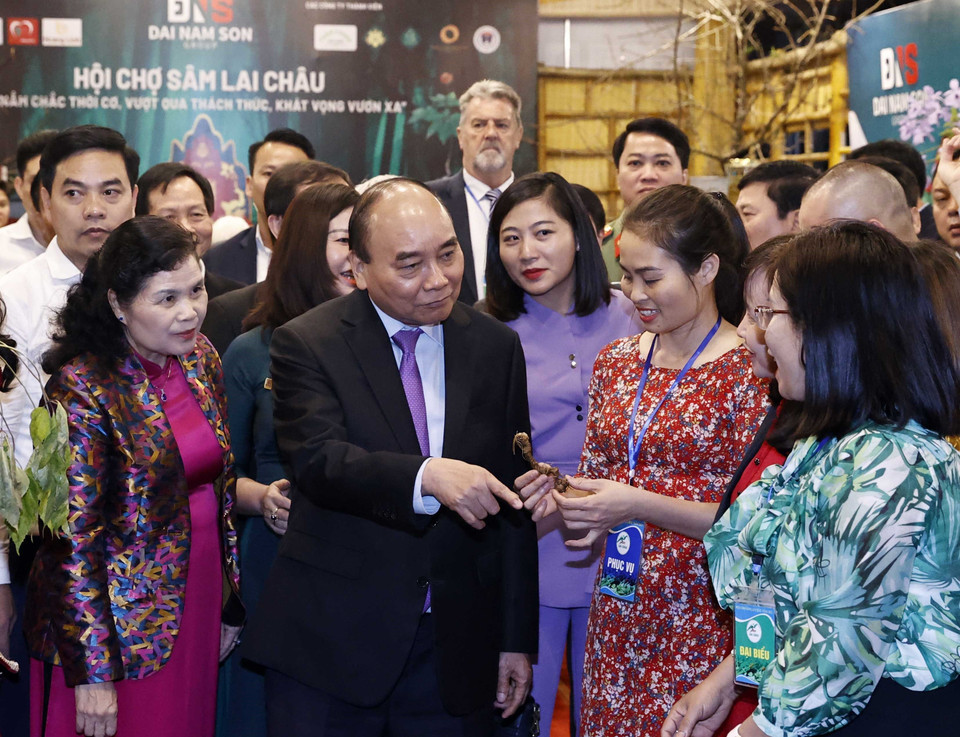 Chủ tịch nước Nguyễn Xuân Phúc thăm gian hàng trưng bày. (Ảnh: Thống Nhất/TTXVN)