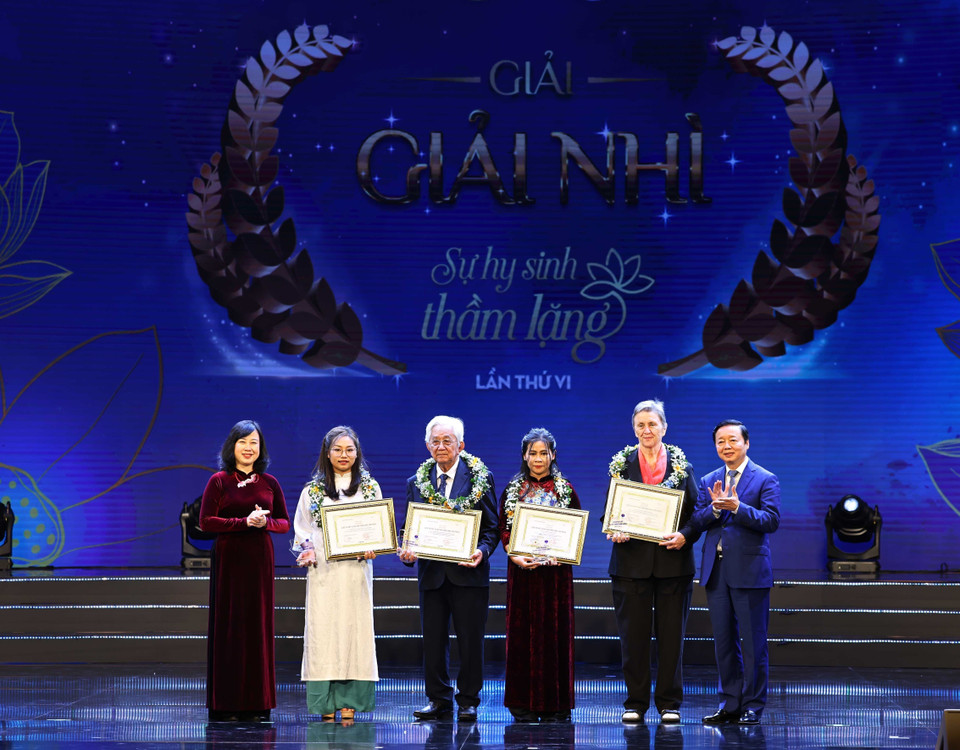 Phó Thủ tướng Trần Hồng Hà và Bộ trưởng Bộ Y tế Đào Hồng Lan trao giải Nhì cho các tác giả và chứng nhận cho nhân vật trong tác phẩm đoạt giải. (Ảnh: Thống Nhất/TTXVN)