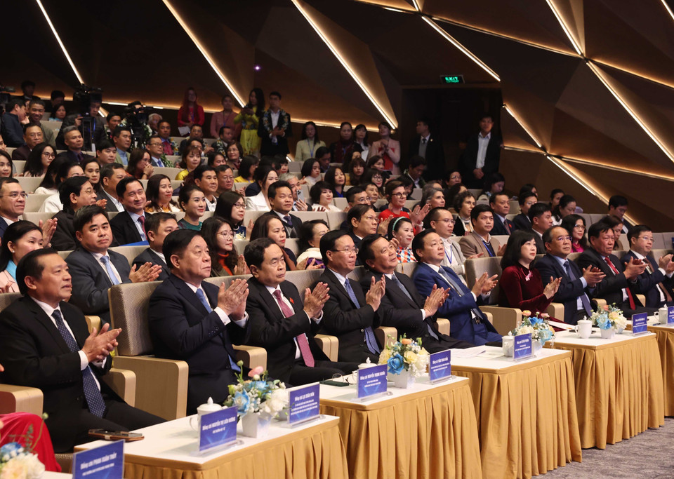 Chủ tịch nước Võ Văn Thưởng và các đại biểu tham dự Chương trình Tôn vinh Thầy thuốc Việt Nam và trao giải cuộc thi viết “Sự hy sinh thầm lặng” lần thứ 6. (Ảnh: Thống Nhất/TTXVN)