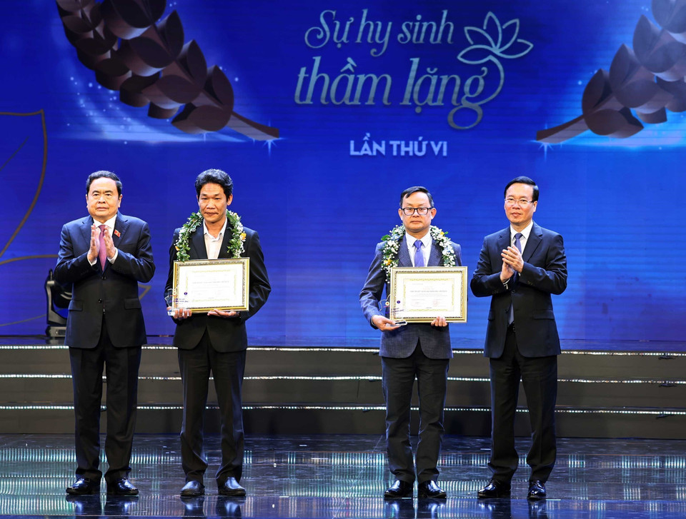Chủ tịch nước Võ Văn Thưởng và Phó Chủ tịch Thường trực Quốc hội Trần Thanh Mẫn trao Giải Đặc biệt cho tác giả Ngô Anh Văn (Báo Sức khoẻ & Đời sống) và trao chứng nhận cho nhân vật trong tác phẩm đoạt giải là Bác sỹ Võ Thái Trung, Phó trưởng Khoa Chấn thương-Chỉnh hình (Bệnh viện Đa khoa tỉnh Bình Dương). (Ảnh: Thống Nhất/TTXVN)