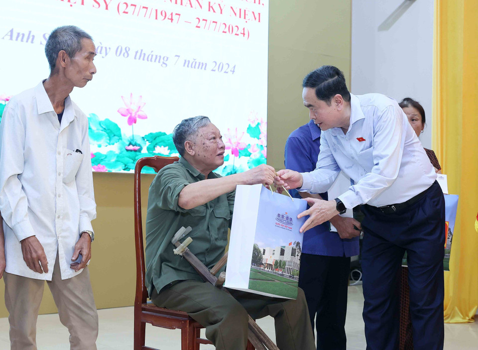 Chủ tịch Quốc hội Trần Thanh Mẫn tặng quà cho các gia đình chính sách, người có công với cách mạng tiêu biểu huyện Anh Sơn, tỉnh Nghệ An. (Ảnh: An Đăng/TTXVN)