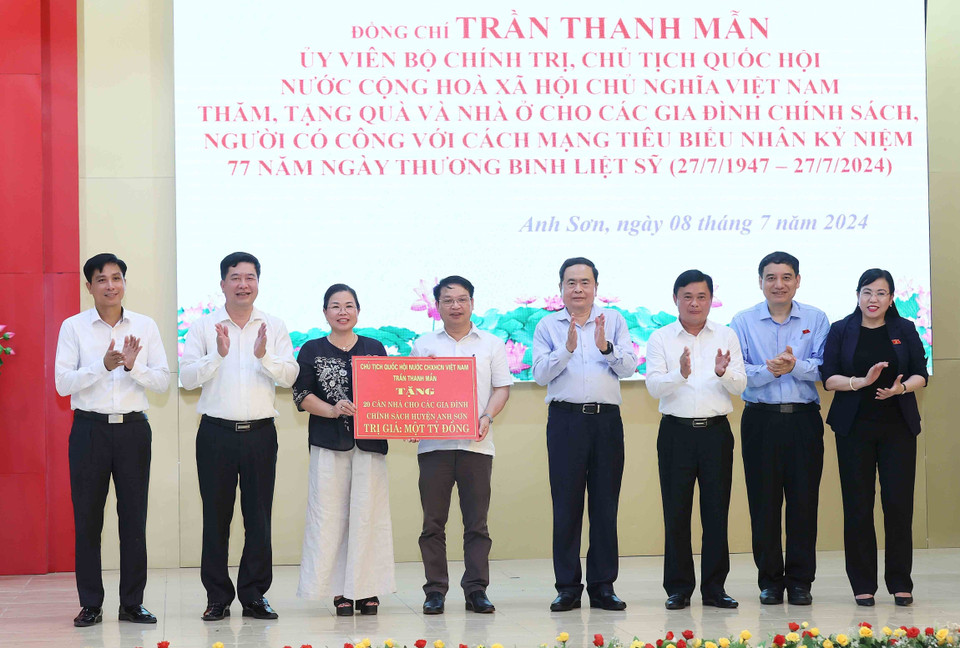 Chủ tịch Quốc hội Trần Thanh Mẫn chứng kiến trao tặng kinh phí xây dựng 20 căn nhà cho các gia đình chính sách, người có công với cách mạng tiêu biểu huyện Anh Sơn, tỉnh Nghệ An. (Ảnh: An Đăng/ TTXVN)