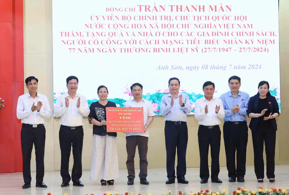 Chủ tịch Quốc hội Trần Thanh Mẫn chứng kiến trao tặng kinh phí xây dựng 20 căn nhà cho các gia đình chính sách, người có công với cách mạng tiêu biểu huyện Anh Sơn, tỉnh Nghệ An. (Ảnh: An Đăng/ TTXVN)