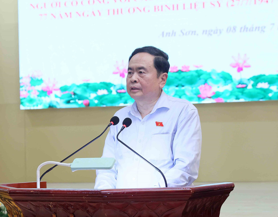 Chủ tịch Quốc hội Trần Thanh Mẫn phát biểu thăm hỏi, động viên các gia đình có công tiêu biểu ở huyện Anh Sơn, tỉnh Nghệ An. (Ảnh: An Đăng/TTXVN)