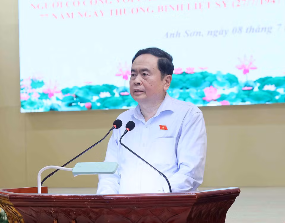 Chủ tịch Quốc hội Trần Thanh Mẫn phát biểu thăm hỏi, động viên các gia đình có công tiêu biểu ở huyện Anh Sơn, tỉnh Nghệ An. (Ảnh: An Đăng/TTXVN)