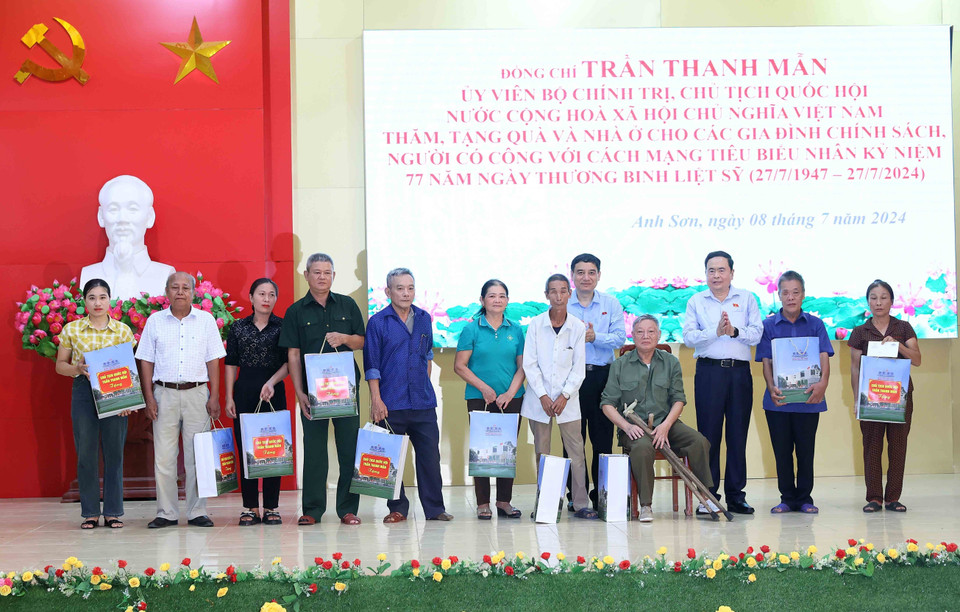 Chủ tịch Quốc hội Trần Thanh Mẫn tặng quà cho các gia đình chính sách, người có công với cách mạng tiêu biểu huyện Anh Sơn, tỉnh Nghệ An. (Ảnh: An Đăng/TTXVN)