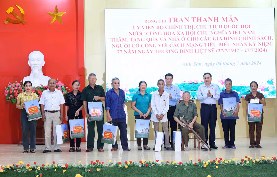 Chủ tịch Quốc hội Trần Thanh Mẫn tặng quà cho các gia đình chính sách, người có công với cách mạng tiêu biểu huyện Anh Sơn, tỉnh Nghệ An. (Ảnh: An Đăng/TTXVN)