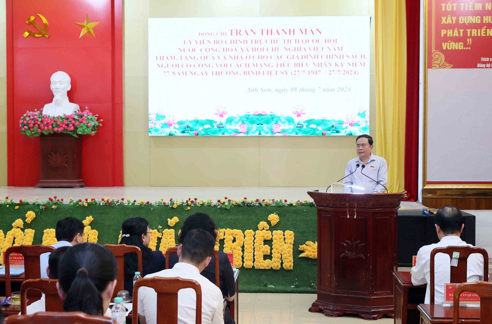 Chủ tịch Quốc hội Trần Thanh Mẫn phát biểu thăm hỏi, động viên các gia đình có công tiêu biểu ở huyện Anh Sơn, tỉnh Nghệ An. (Ảnh: An Đăng/TTXVN)