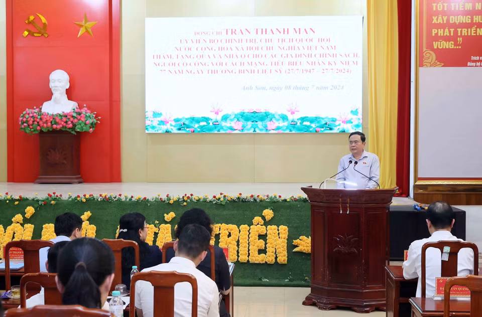 Chủ tịch Quốc hội Trần Thanh Mẫn phát biểu thăm hỏi, động viên các gia đình có công tiêu biểu ở huyện Anh Sơn, tỉnh Nghệ An. (Ảnh: An Đăng/TTXVN)