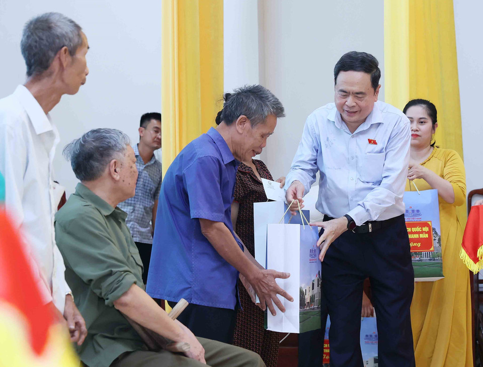 Chủ tịch Quốc hội Trần Thanh Mẫn tặng quà cho các gia đình chính sách, người có công với cách mạng tiêu biểu huyện Anh Sơn, tỉnh Nghệ An. (Ảnh: An Đăng/TTXVN)