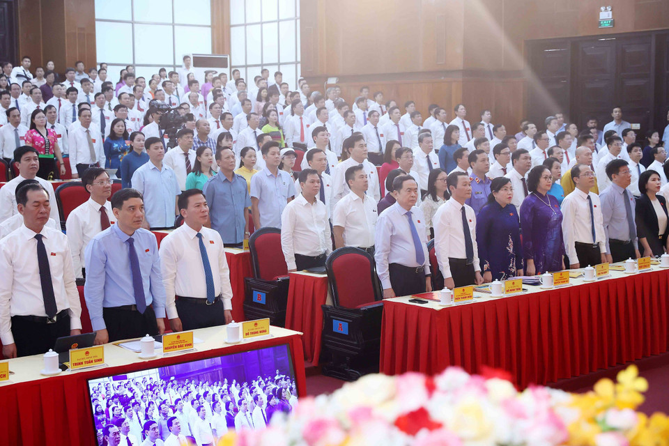 Chủ tịch Quốc hội Trần Thanh Mẫn với các đại biểu thực hiện nghi lễ chào cờ. (Ảnh: An Đăng/TTXVN)