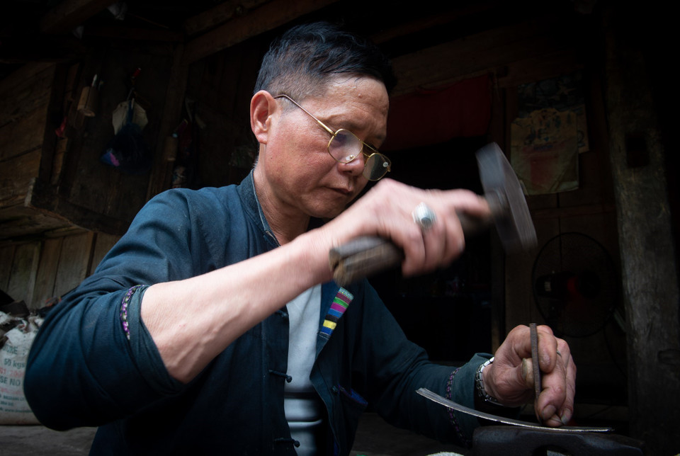 Ðể tạo nên những món đồ trang sức chất lượng cao, các nghệ nhân phải tìm kiếm, sử dụng nguyên liệu là bạc hoa xòe và bạc miếng. Với những dụng cụ thủ công như: kéo cắt, kìm, búa, đế gỗ, nồi đun, cân tiểu ly, cùng với bàn tay khéo léo, óc sáng tạo, những nghệ nhân dân tộc Nùng đã chế tác ra nhẫn, vòng tay, xà tích, trâm cài đầu, cúc bạc với những họa tiết, hoa văn tinh xảo, gần gũi với cuộc sống con người. (Ảnh: Nam Thái/TTXVN) 