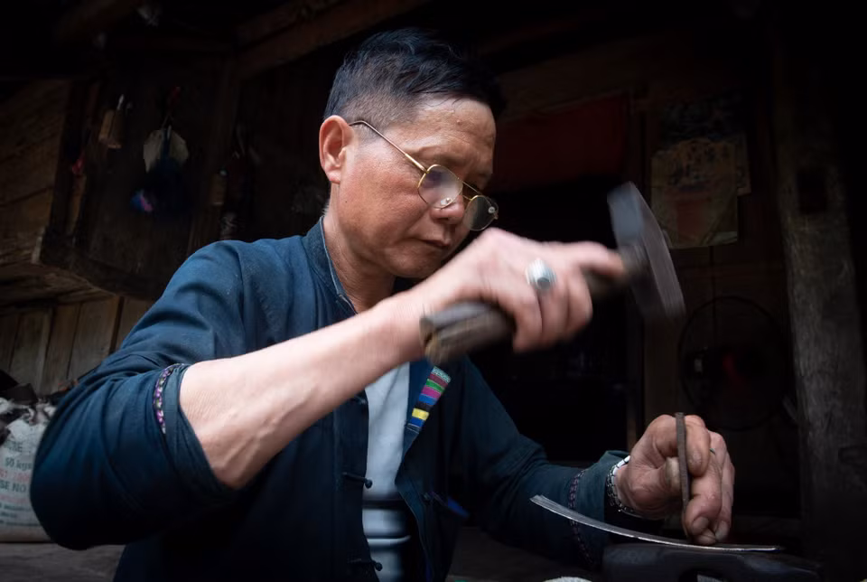 Ðể tạo nên những món đồ trang sức chất lượng cao, các nghệ nhân phải tìm kiếm, sử dụng nguyên liệu là bạc hoa xòe và bạc miếng. Với những dụng cụ thủ công như: kéo cắt, kìm, búa, đế gỗ, nồi đun, cân tiểu ly, cùng với bàn tay khéo léo, óc sáng tạo, những nghệ nhân dân tộc Nùng đã chế tác ra nhẫn, vòng tay, xà tích, trâm cài đầu, cúc bạc với những họa tiết, hoa văn tinh xảo, gần gũi với cuộc sống con người. (Ảnh: Nam Thái/TTXVN) 
