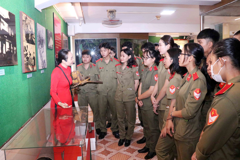 Các sinh viên Đại học Sư phạm Thành phố Hồ Chí Minh tham quan Bảo tàng Chiến dịch Hồ Chí Minh. (Ảnh: Xuân Khu/TTXVN)