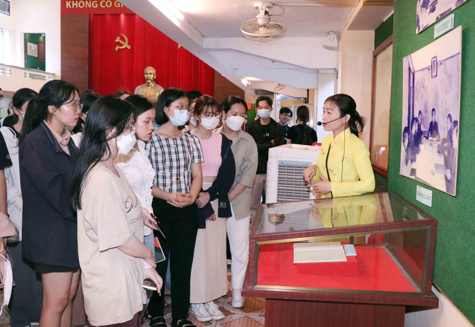 Khách tham quan Bảo tàng Chiến dịch Hồ Chí Minh. (Ảnh: Xuân Khu/TTXVN)