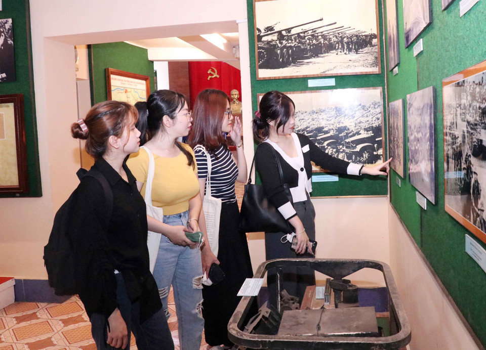 Thế hệ trẻ tìm hiểu về những chiến công của cha ông trong lịch sử. (Ảnh: Xuân Khu/TTXVN)