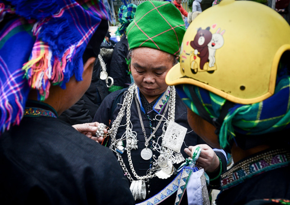 Những sản phẩm được chế tác từ bạc sẽ được đem bán tại phiên chợ huyện. (Ảnh: Nam Thái/TTXVN)